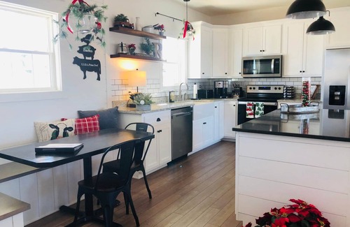 Scottsville House | the Red Door Lakeside
