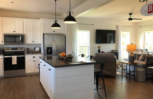 Scottsville House | the Red Door Lakeside