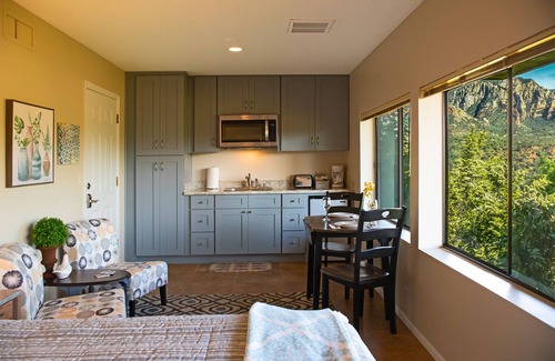 Uptown Sedona Apartment | The Red Hawk Studio Villa (Unit #F2) @ Uptown View Villas
