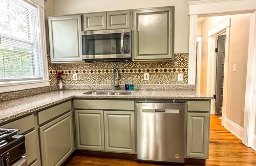 Albany House | "The Red House" 4 Bedroom/Sleeps 8 in the heart of Albany NY