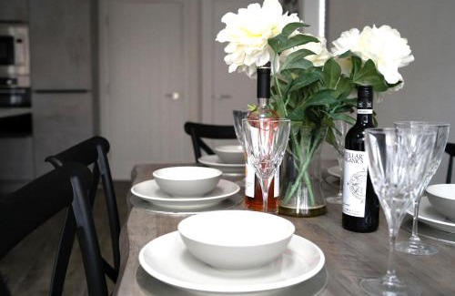 Atlantic Wharf House | The Red House Modern Stylish Home from Home Walking Distance To Cardiff Bay and City Centre with Parking