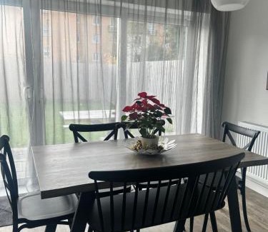 Atlantic Wharf House | The Red House Modern Stylish Home from Home Walking Distance To Cardiff Bay and City Centre with Parking