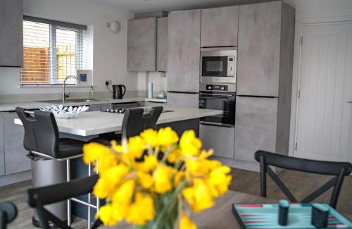 Atlantic Wharf House | The Red House Modern Stylish Home from Home Walking Distance To Cardiff Bay and City Centre with Parking