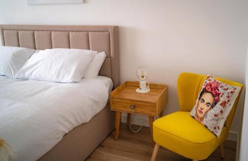Atlantic Wharf House | The Red House Modern Stylish Home from Home Walking Distance To Cardiff Bay and City Centre with Parking