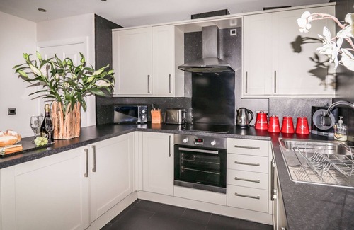 Saint Asaph Cottage | THE RED, pet friendly, with hot tub in St Asaph