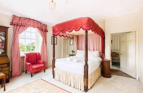Kemerton Bed & Breakfast | The Red Room - Upper Court Manor House