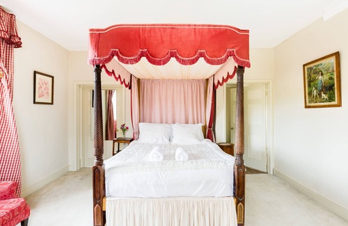 Kemerton Bed & Breakfast | The Red Room - Upper Court Manor House