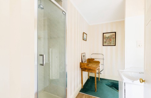 Kemerton Bed & Breakfast | The Red Room - Upper Court Manor House
