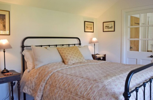 Hawstead House | The Red Shed sleeps 2 private garden and parking 4 miles from Bury St Edmunds