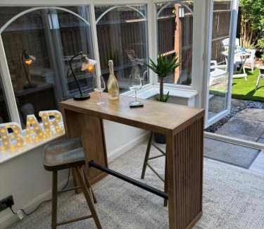Bicester House | The Redwing Retreat Bicester Village Free Parking Whole House & Garden