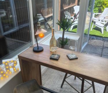 Bicester House | The Redwing Retreat Bicester Village Free Parking Whole House & Garden