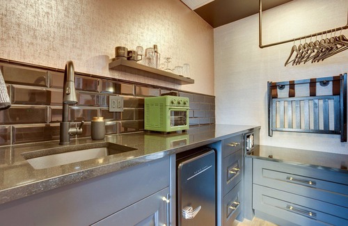 Newport House | The Reed @ The Louie Boutique Motel, Private Sauna! Walk to Everything!