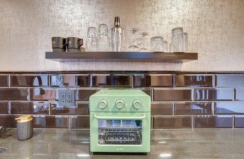 Newport House | The Reed @ The Louie Boutique Motel, Private Sauna! Walk to Everything!
