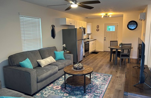 Raymond House | The Relaxing House - Quiet 2 Bedroom Home