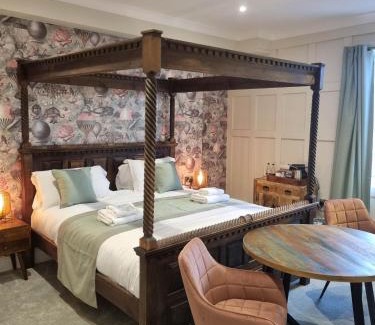 Whitby Hotel | The Resolution Hotel