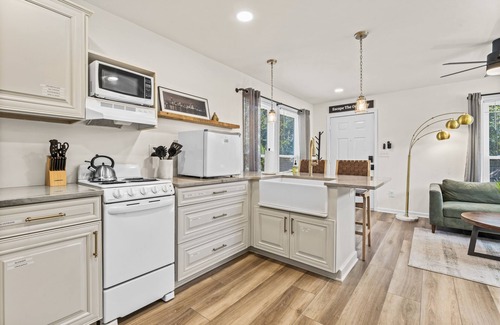 Rock Hill House | The Restful Retreat | 1Bed/1Bth Home | King Bed | Luxury Bath