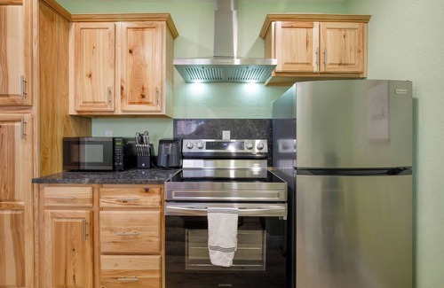 Twin Falls House | The Restful Retreat: King & Queen, large yard & covered deck, pet friendly!