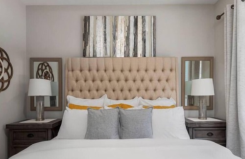 The Woodlands Apartment | The Retreat · 5 * Lux King, Wifi, Gym, Resort