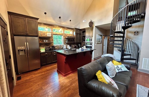 Lucas House | The Retreat at Eagles Landing. Cozy cabin in a beautiful and gated neighborhood,