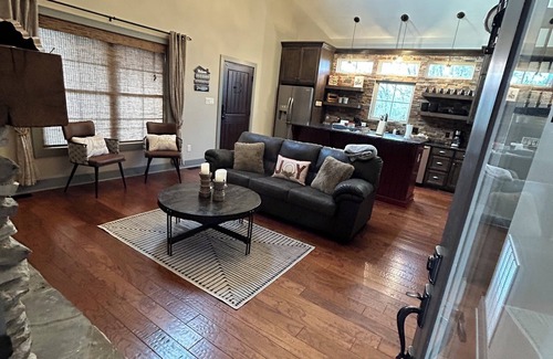 Lucas House | The Retreat at Eagles Landing. Cozy cabin in a beautiful and gated neighborhood,