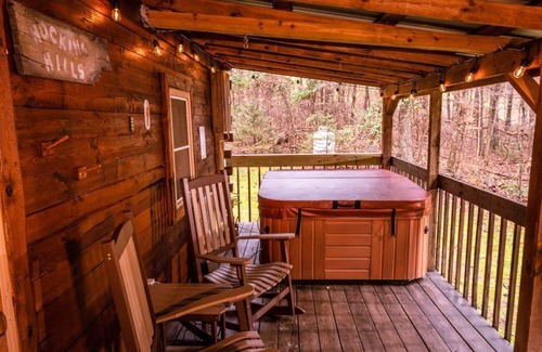 Logan Cabin | The Retreat - Cozy studio cabin - Hot Tub, Firepit, pond, natural playground