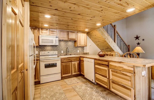 Breezy Point House | The Retreat - Fall colors coming soon! Make your reservation today.