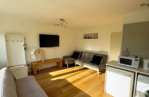 Freshwater House | THE RETREAT, family friendly, country holiday cottage in Freshwater