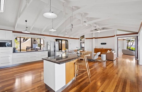 Tallai House | The Retreat Gold Coast + Panoramic Views Sleeps 25