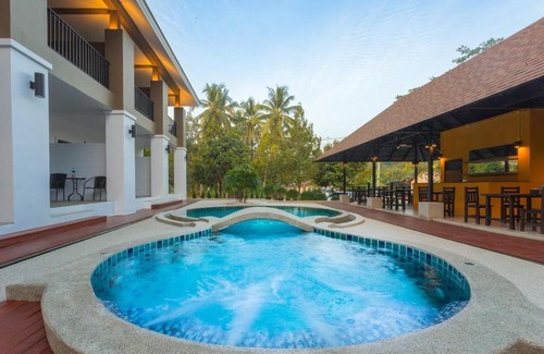Khuk Khak Beach Hotel | The Retreat Khaolak Resort - SHA Extra Plus