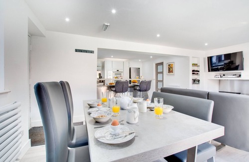 Holt House | The Retreat - Three Bedroom House, Sleeps 6