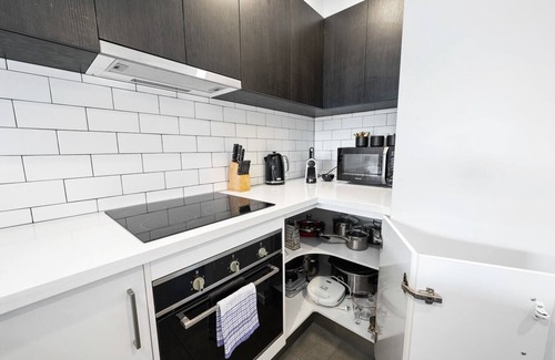 Warrane Apartment | "The Retreat" with car park 10 min to CBD/Airport.
