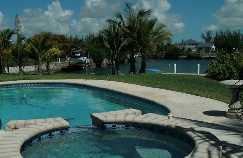 Smith's Point Villa | The Retreat, with pool, boats welcomed, short walk to Taino Beach.