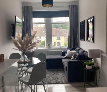 Kenfig Hill Apartment | The Retreats 2 Kenfig Hill Pet Friendly 2 Bedroom Flat with King Size bed twin beds and sofa bed sleeps up to 5 people