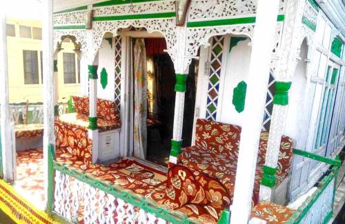 Dal Lake Bed & Breakfast | The Retreet Houseboat