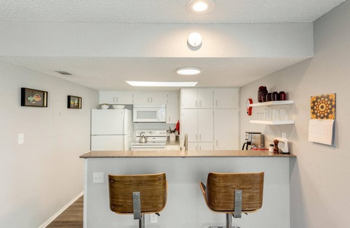 Barton Hills Condo | The Retro: king bed, desk, deck, 2 blks Zilker Park/Barton Springs, @2 mi DT!