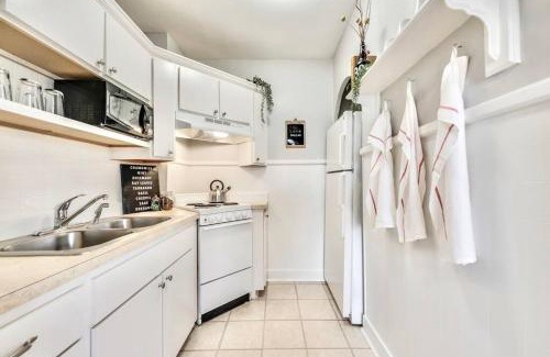 Lower Greenville Apartment | The Retro Lower-Greenville Apartment
