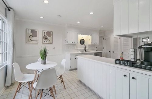 Sandy Springs House | The Retro Minimalist Cozy 3BR Home in Upscale Sandy Springs near Northside Med