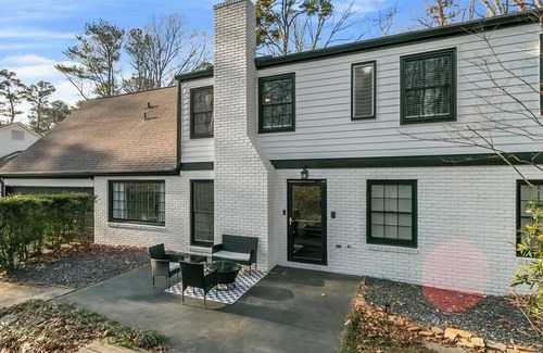 Sandy Springs House | The Retro Minimalist Cozy 3BR Home in Upscale Sandy Springs near Northside Med