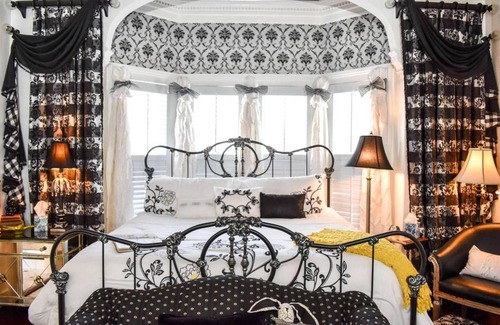 Old Town Fredericksburg Bed & Breakfast | The Richard Johnston Inn & 1890 Caroline House