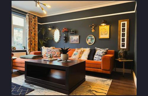 Coombe Hill House | The Richmond Retreat - 12 minutes to Wimbledon Tennis