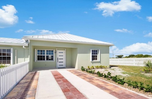 Cockburn Town House | The Ridge: 2 BDR Villa