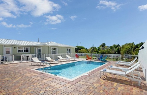 Cockburn Town House | The Ridge: 2 BDR Villa