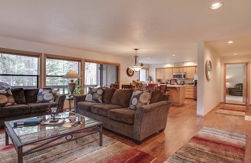 Sunriver Condo | The Ridge at Sunriver - Condo #33 - Access provided to onsite seasonal swimming pool & tennis facilities, year-round hot tub plus 4 bikes