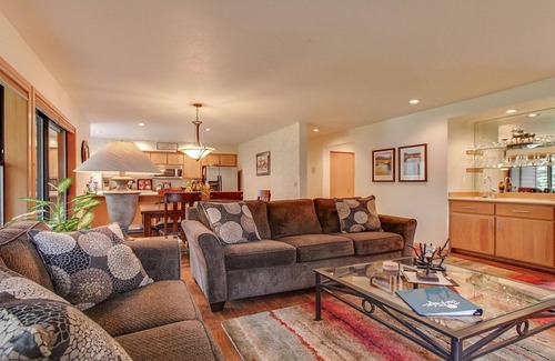 Sunriver Condo | The Ridge at Sunriver - Condo #33 - Access provided to onsite seasonal swimming pool & tennis facilities, year-round hot tub plus 4 bikes