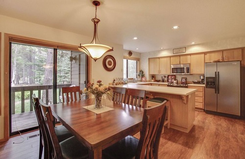 Sunriver Condo | The Ridge at Sunriver - Condo #33 - Access provided to onsite seasonal swimming pool & tennis facilities, year-round hot tub plus 4 bikes