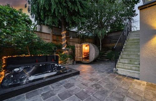Belvedere Villa | The Ridge London - Luxury Designer Villa with hot tub and sauna, Bexley borough of London