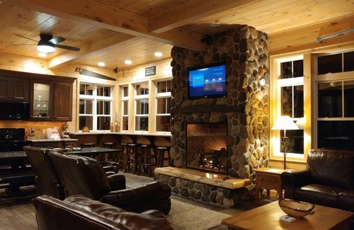 Grand Marais House | The Ridge ! New Home, Amazing View, Perfect Location! With Room For Everyone !nn