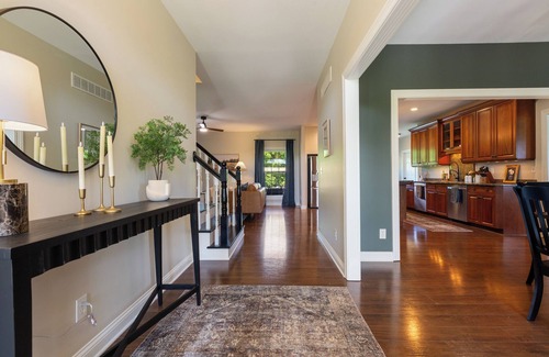 Chaplin Bed & Breakfast | The Ridgemont Reserve-Lux Retreat-100"TV-Pool Table-Hot Tub-Sauna-Games