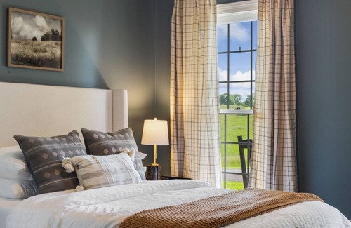 Chaplin Bed & Breakfast | The Ridgemont Reserve-Lux Retreat-100"TV-Pool Table-Hot Tub-Sauna-Games