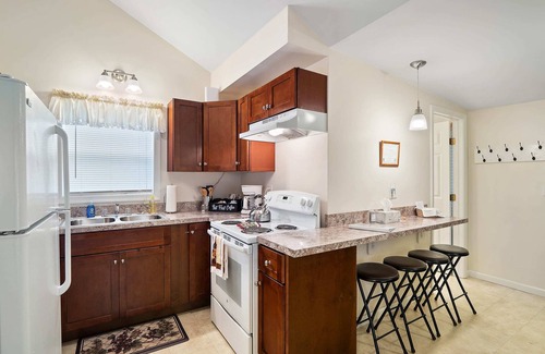 Geneva-on-the-Lake Cottage | The Riesling Cottage - GOTL Strip - Cozy & Quaint